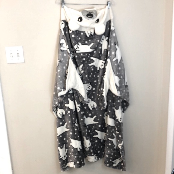 Justice Cozy Polar Bear Hooded Blanket Gray & White Polar Bear print with arms - Picture 5 of 8